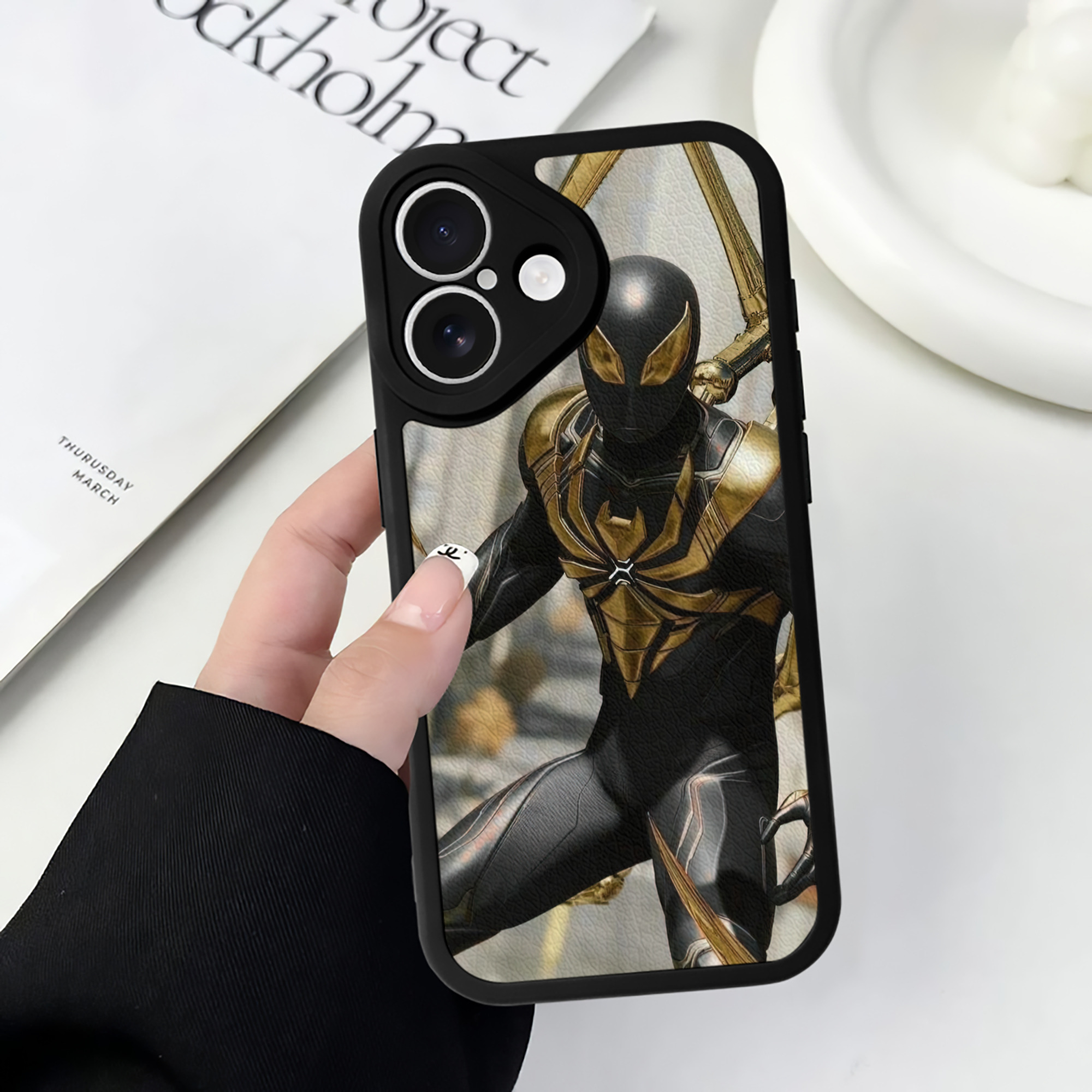 Spider Man スパイダーマン 【iPhone 16シリーズ対応】シリコンスマホケース（レザー調） 材質：シリコン